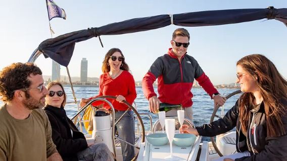 Gita privata in barca a vela a Barcellona con bevande e snack illimitati