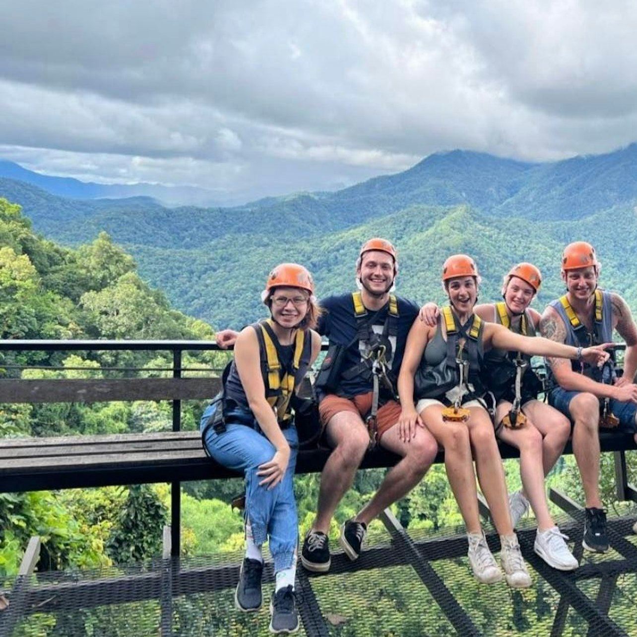 Skyline Jungle Luge Chiang Mai: Zipline-Abenteuer + Buffet-Mittagessen + Transfer
