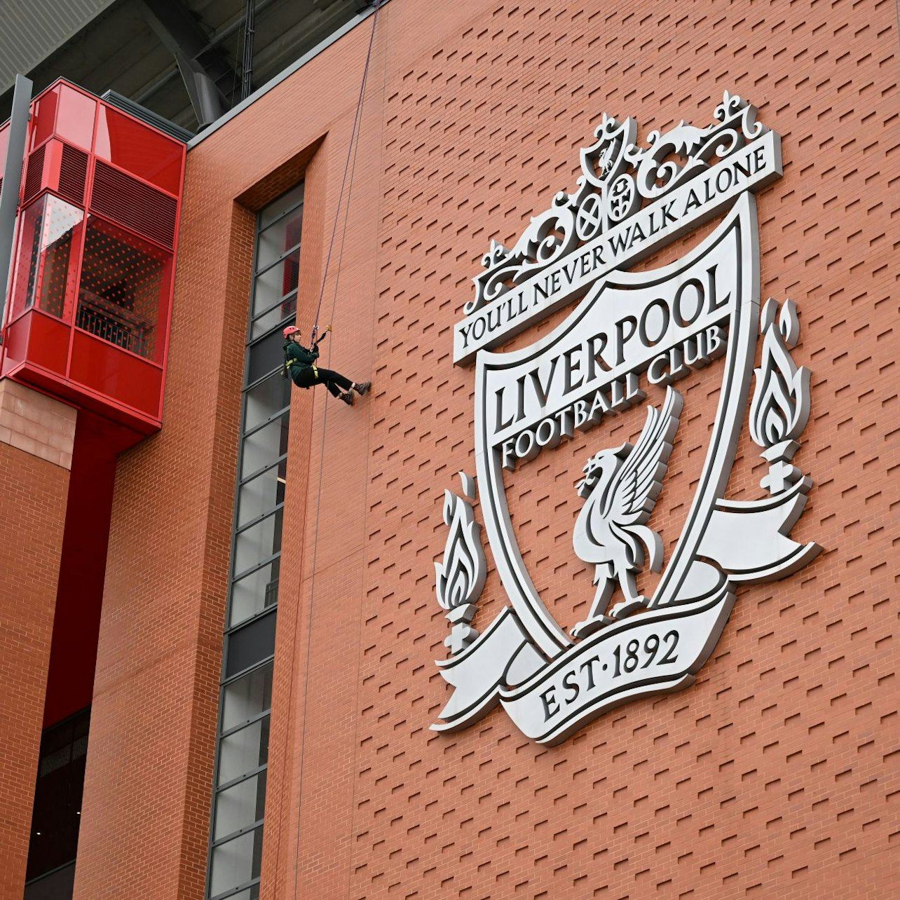La discesa in corda doppia di Anfield + ingresso gratuito al Museo LFC
