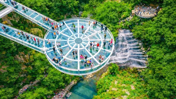 Excursión de un día a Guangzhou Gulong Gorge: Puente de Cristal, Senderismo a la Cascada y Montaña Rusa