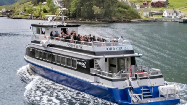 Sogndal: Acogedor crucero nocturno. Paseo en barco.