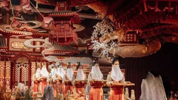 Jamuan Mewah Bergaya Tang Imersif Qingdao (Pertunjukan nyata istana Dinasti Tang yang makmur + Menikmati hidangan istana khusus + Opsi pengalaman berganti pakaian Hanfu dan berfoto)
