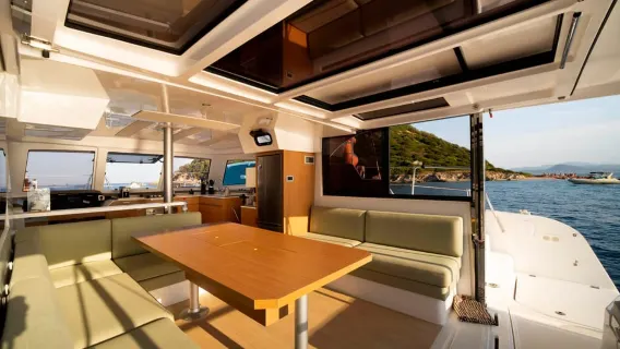 Tavolara dan Molara: Cruise Katamaran Sepanjang Hari dengan Makan Tengah Hari dan Lumba-lumba