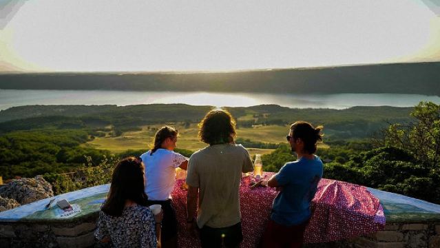 Apero Sunset sobre el lago: Paseos guiados en scooter eléctrico