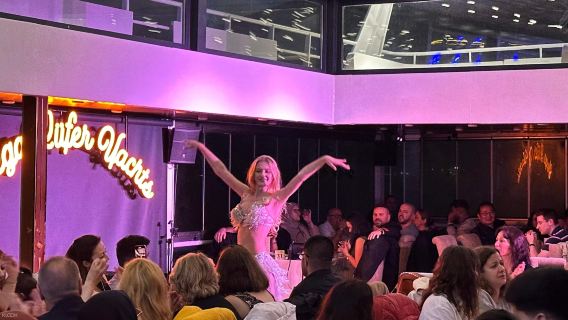 Espectáculo en el crucero Mega Lufer del Bósforo con cena [bebidas no alcohólicas/alcohólicas opcionales]