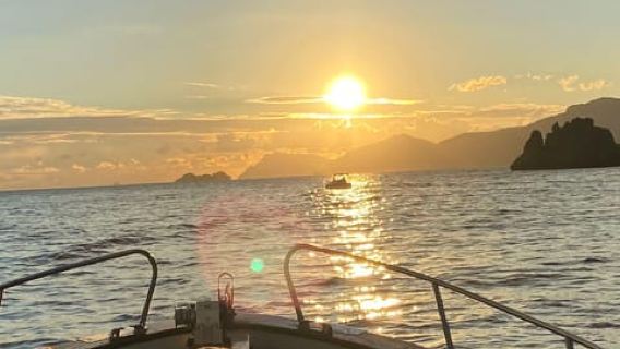 Positano: Tur Perahu Grup untuk Matahari Terbenam di Pantai Amalfi dengan Prosecco