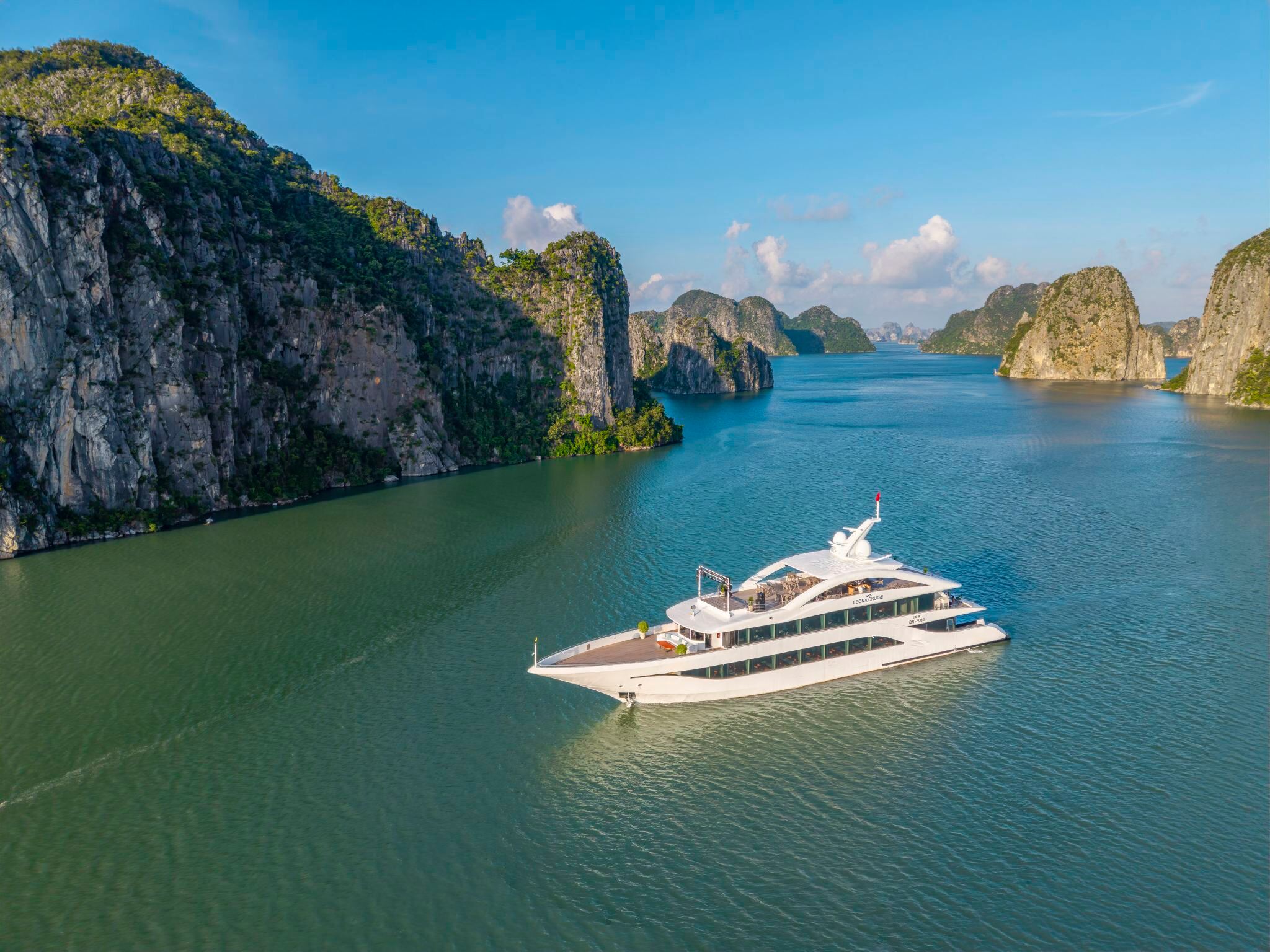 From Hanoi: Luxury Ha Long Bay 5-Star Leona Day Cruise with Gourmet Lunch