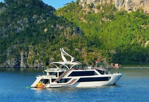 Luxurious Lan Ha Bay & Viet Hai Village Day Cruise from Cat Ba Island with Tasty Lunch