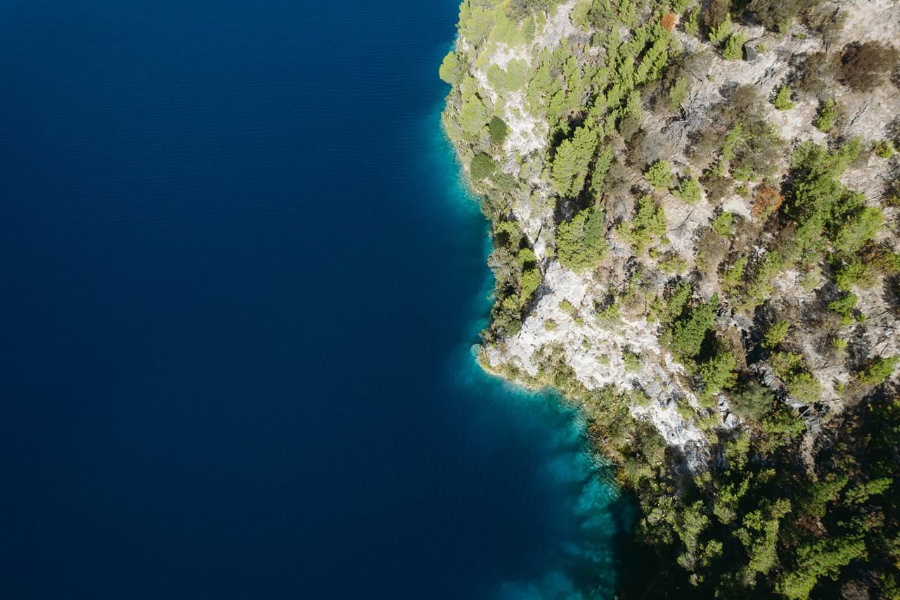 Mount Gambier Blue Lake + Schank Volcano + Hell Cave + Wetland Day Tour in South Australia