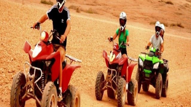 Aventura en el Desierto de Agafay: Paseo en Camello, Quad Bike, Cena y Espectáculo