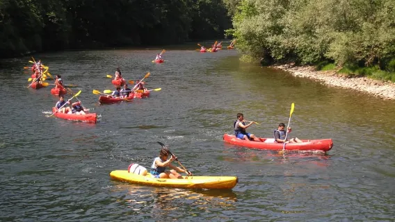Descida do rio Sella em uma canoa