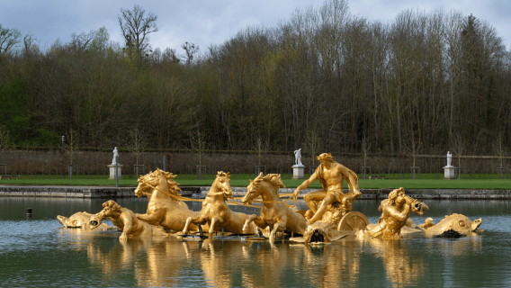 Versailles: Palace & Gardens Guided Tour with Entry Tickets