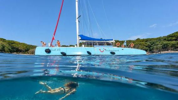 Croisière en catamaran sur la côte est de Corfou avec boissons et transferts facultatifs