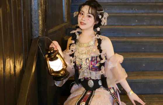 老撾萬榮Trip Moments【個人寫真跟拍/團隊航拍/情侶街拍/婚紗攝影攝像微電影/翻譯】