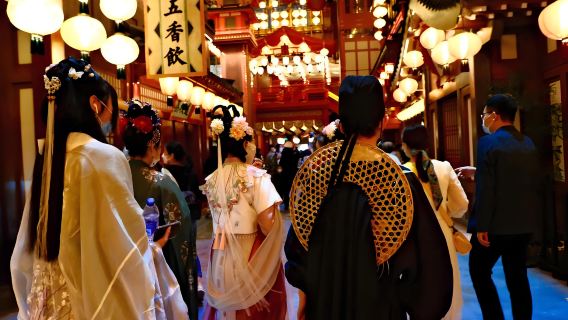 Обязательно посетите в Сиане: банкет династии Тан, королевский обед, пир династии Тан с песнями и танцами в сопровождении изысканных блюд.