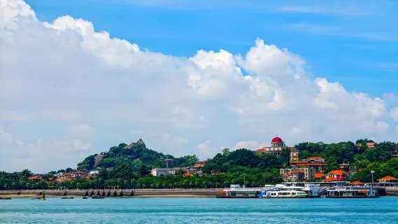 Những điểm tham quan không thể bỏ qua ở Hạ Môn bao gồm Kiến trúc Quốc tế, Đảo Cổ Lãng Tự, Vườn Thục Trang và Đường Long Đầu. Tour riêng nửa ngày (khởi hành từ bến tàu hoặc khách sạn bạn chọn)