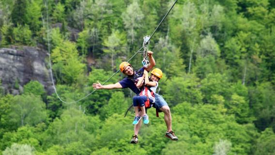 Tyroparc: Mega Ziplines và Đi bộ đường dài ở Laurentians