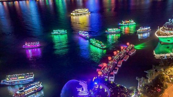 Crociera notturna sul fiume Han con vista sulla città di Da Nang