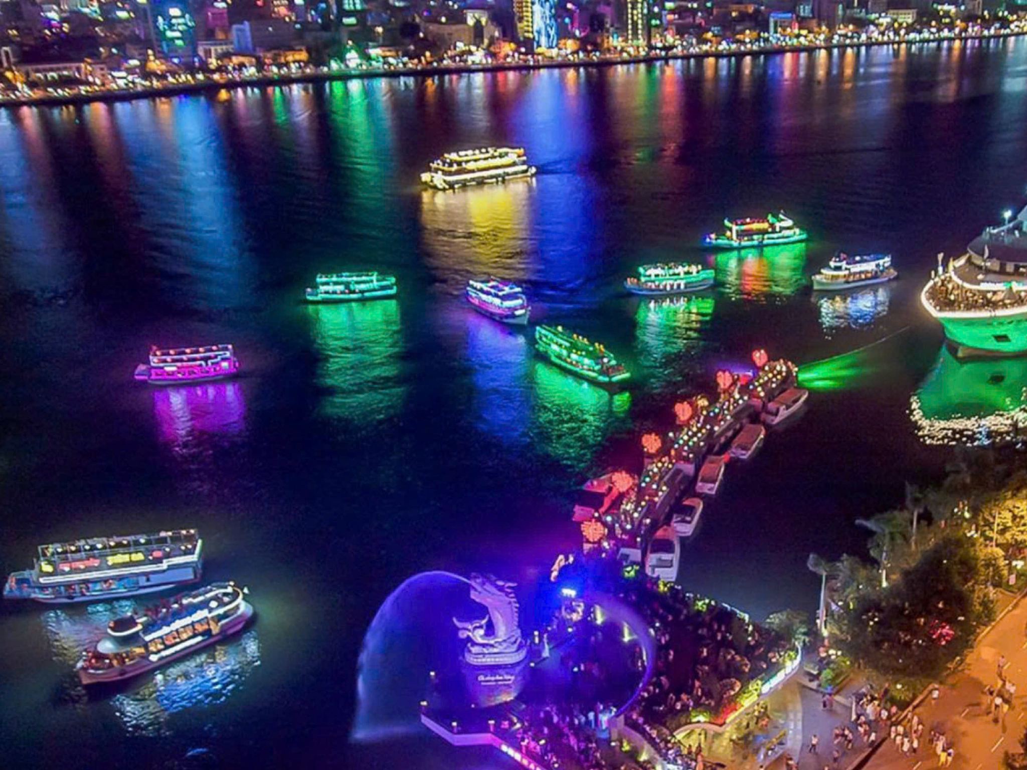 Crociera notturna sul fiume Han con vista sulla città di Da Nang