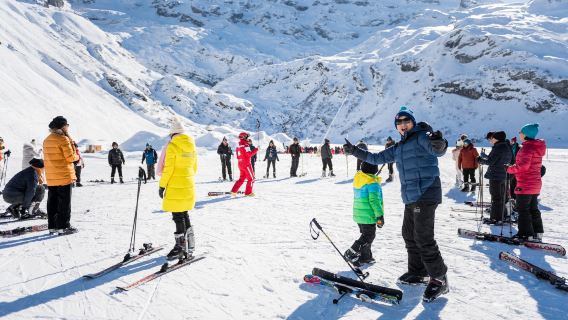 Lawatan sehari ke Taman Salji Gunung Titlis, Switzerland|Pengalaman pertama bermain ski|termasuk tiket masuk dan kereta kabel|Pilihan untuk mendaki ke puncak