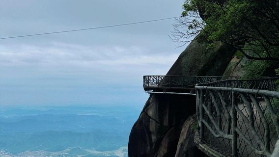 1-day private charter tour to Shangrao Lingshan Mountain and