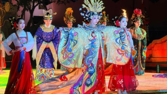 Билеты на представление «Песнь вечного сожаления» в дворце Хуацин, Сиань + частный трансфер: захватывающее и красочное представление с использованием передовых световых технологий.