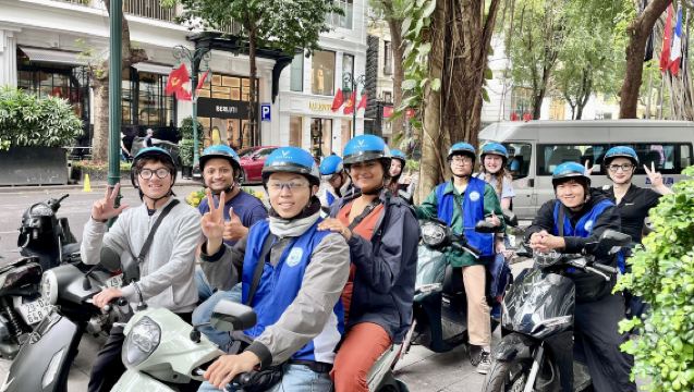 ทัวร์สกู๊ตเตอร์ไฟฟ้าในฮานอย: ถนนรถไฟ แลนด์มาร์ค และอาหารริมทาง (กลุ่มเล็ก)