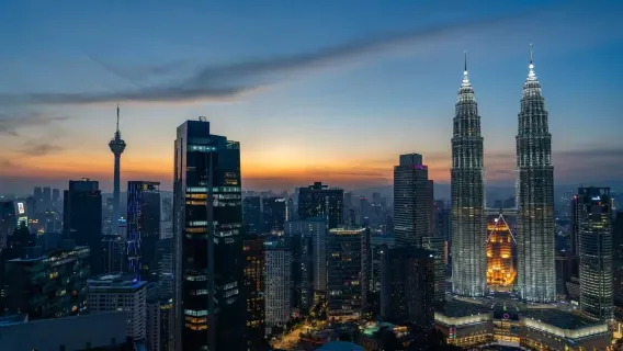 Restaurante giratorio ORBIT de la Torre de telecomunicaciones de Kuala Lumpur (mesas giratorias en las alturas + vistas panorámicas de 360° + buffet de delicias)