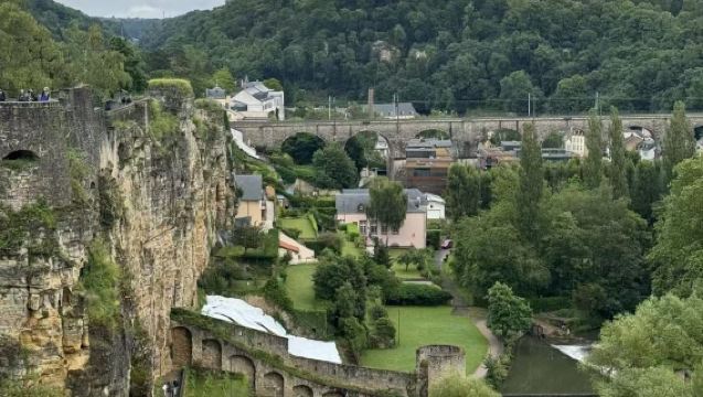 比利時布魯塞爾來回盧森堡佩特羅斯大峽谷+迪南【中文定制包車】