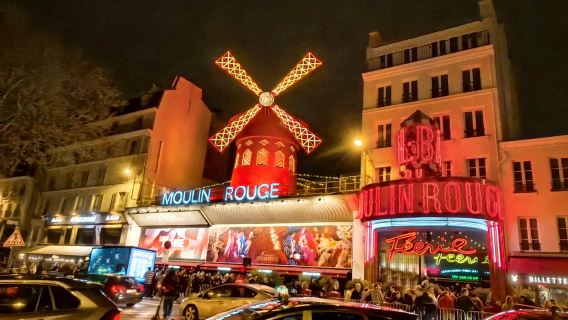 Spectacle du Moulin Rouge à Paris (Légendaire salle de spectacle au moulin centenaire + somptueux festin de danse et de chant + immersion dans l'ambiance rétro française)
