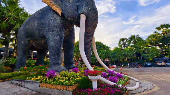 Featured tour with 1 reviews: 1-day tour to Nong Nooch Tropical Garden, Buddha Mountain – Khao Chi Chan, Pattaya Floating Market and the sanctuary of truth from Bangkok