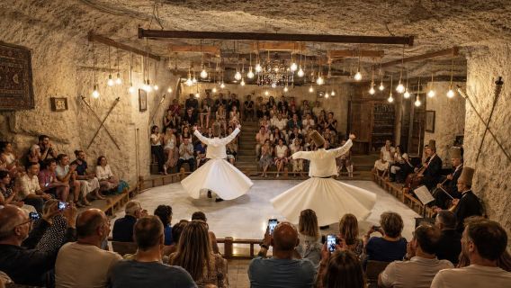 Cappadocia: Spettacolo dei Dervisci Rotanti in una grotta storica con trasferimenti da Göreme