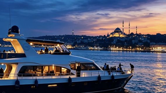 İstanbul: Lüks Yatta Canlı Rehberli Gün Batımı Gemi Turu ile İkindi Çayı