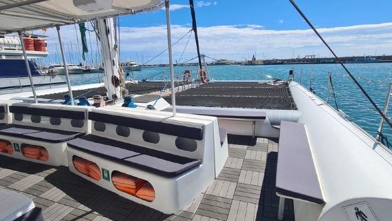 Cambrils: Rejs katamaranem z napojami, lunchem i możliwością pływania