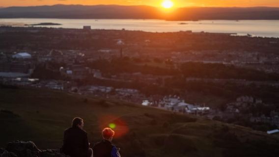 Wędrówka o zachodzie słońca na Arthur's Seat