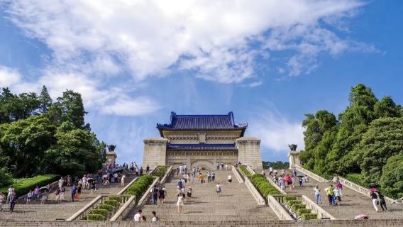 80-min in-depth guide at Dr. Sun Yat-sen's Mausoleum in Nanjing + earphones. Includes admission ticket