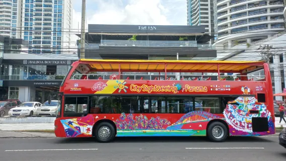 bus pariwisata Wisata Kota Panama Naik-Turun