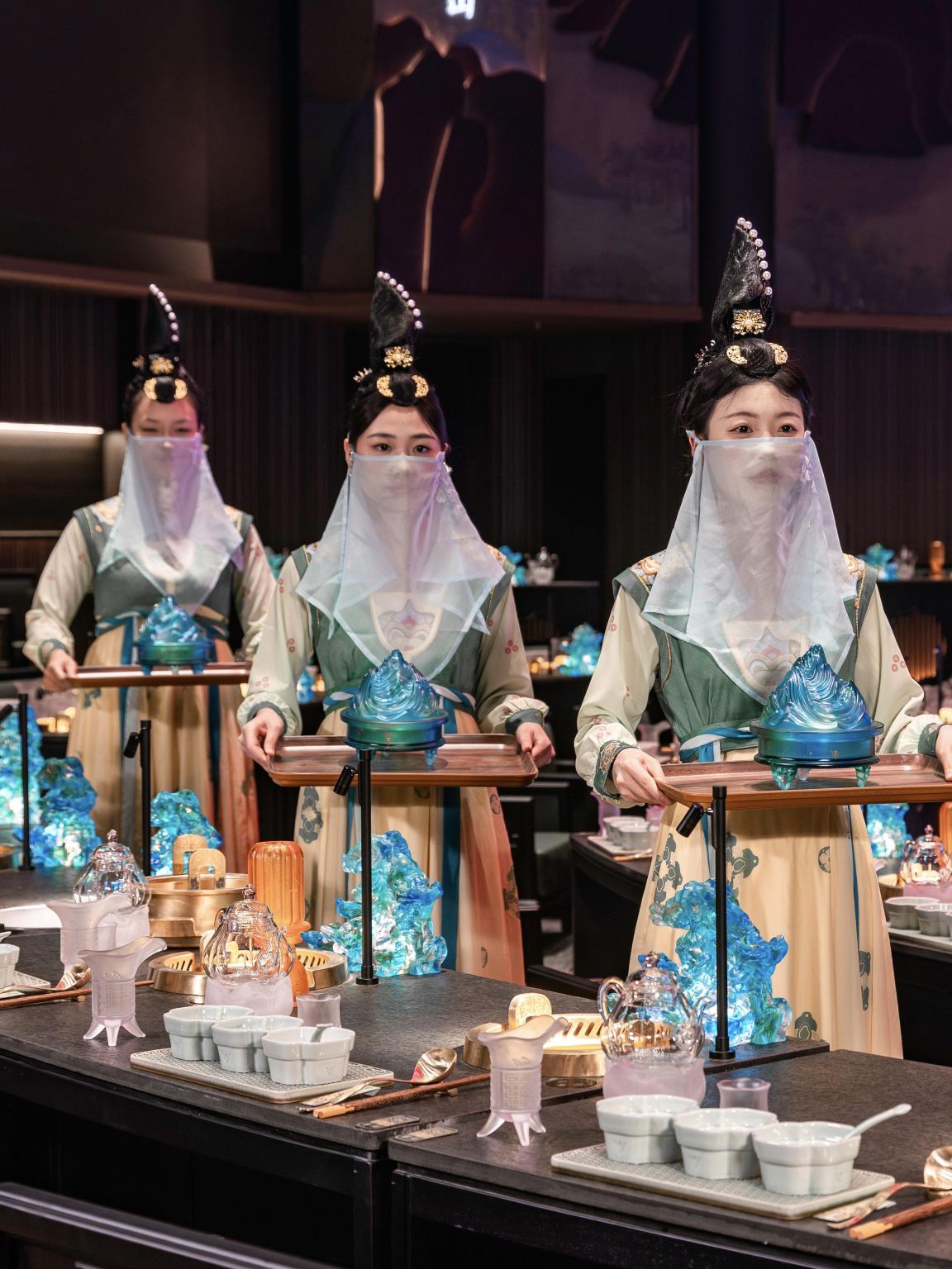 Chengdu, Sichuan - Hong Ding Yan | Menyelami Pengalaman Makan Pesta Sichuan Klasik dengan Imersif, Langit-Langit Dunia Hot Pot [Hot Pot Sichuan + Pertunjukan Tari + Opsi Pengalaman Berpakaian dan Berdandan Gaya Kuning]