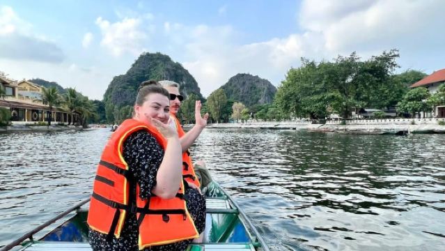 Depuis Hanoï : Excursion d'une journée aux points forts de Ninh Binh en petit groupe