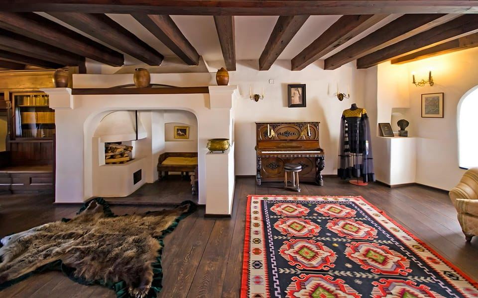 Minivan-Tagesausflug zu 3 Schlössern: Peleș, „Wednesday“ & Dracula