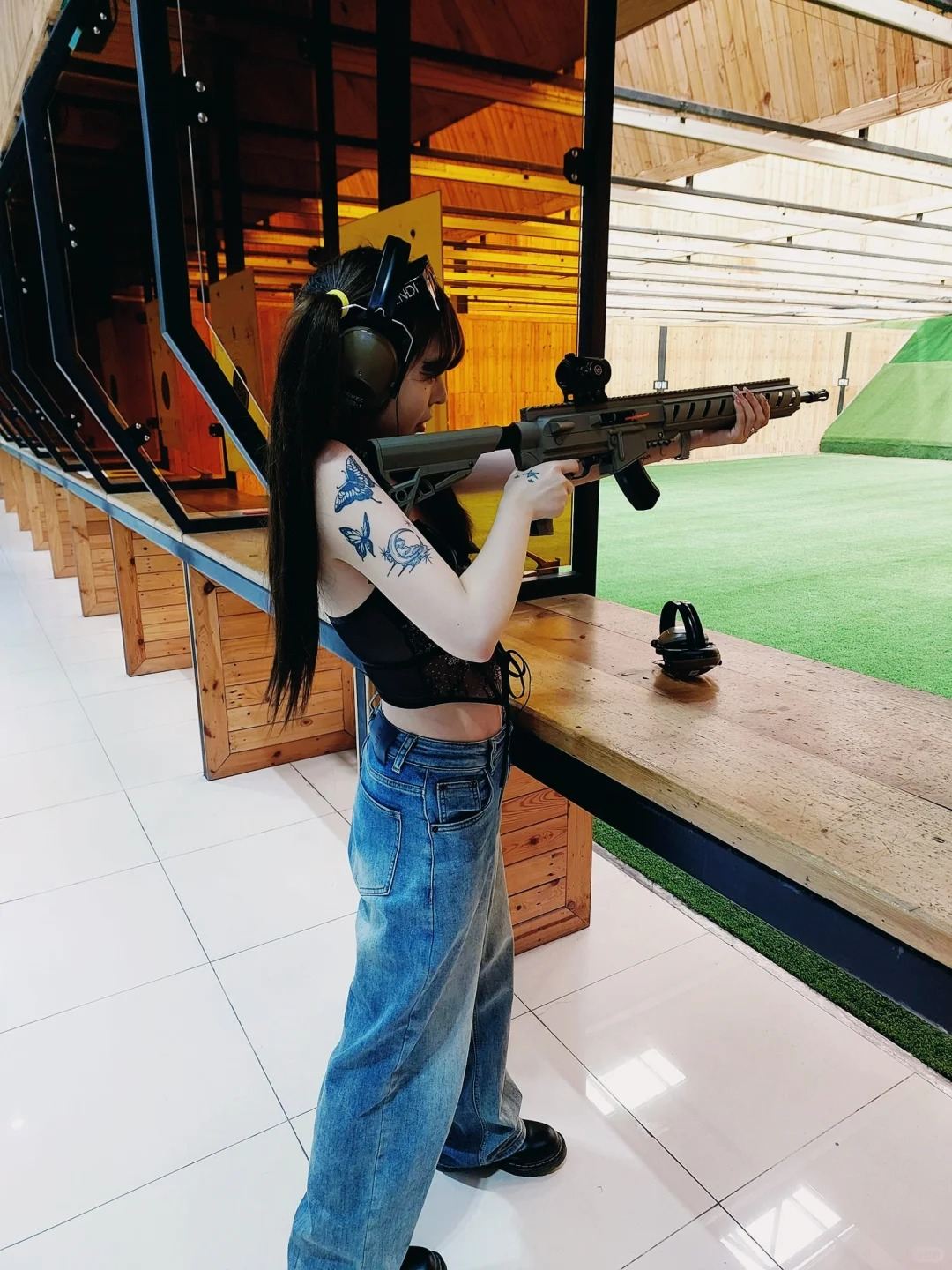 Schießerlebnis im Pattaya Battle Mouse Shooting Club, professionelle Schießanlage, verschiedene Waffentypen, chinesischer Service, Hoteltransfer