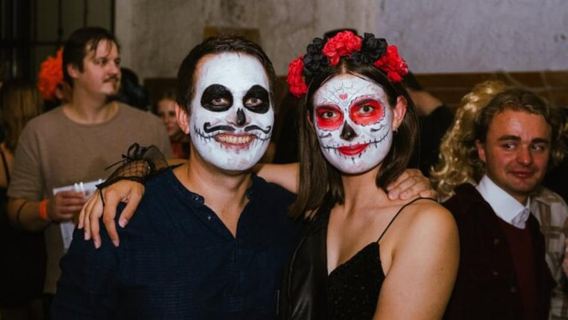 Drink & Fall in Love - Lisbon Valentine's Carnival Pub crawl