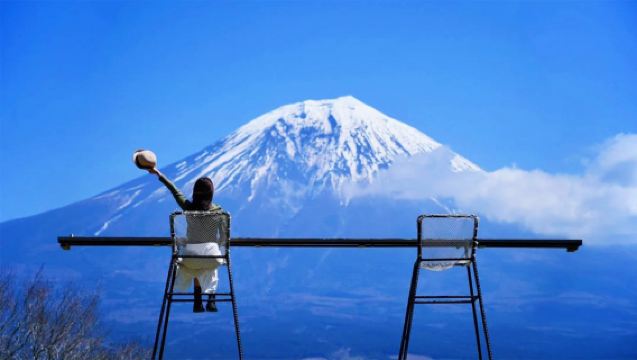 A day trip to Japan's Mt. Fuji (including the popular Lawson Hotel), Lake Kawaguchi Ropeway, and Oshino Hakkai.
