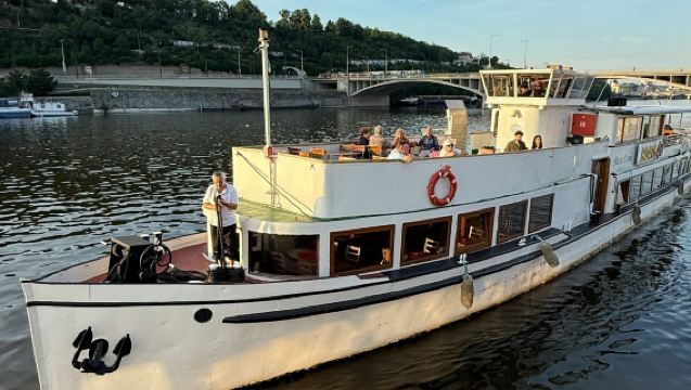 Prague: Boat Tour + Audio Guide + Snack & Drink