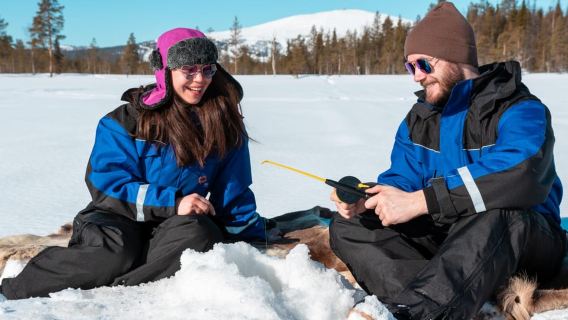 Rovaniemi: Experiencia guiada de pesca en hielo