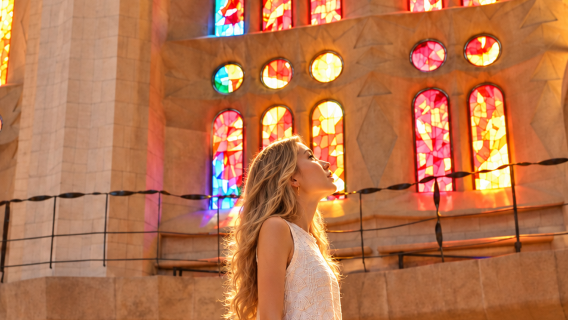 In-depth tour of Sagrada Familia in Barcelona with 1-hour official guide | Understand Gaudí's architectural bible (includes admission ticket)