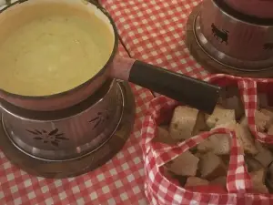 Cheese Fondue or Raclette on Lake Zurich private boat 90 minutes excursion