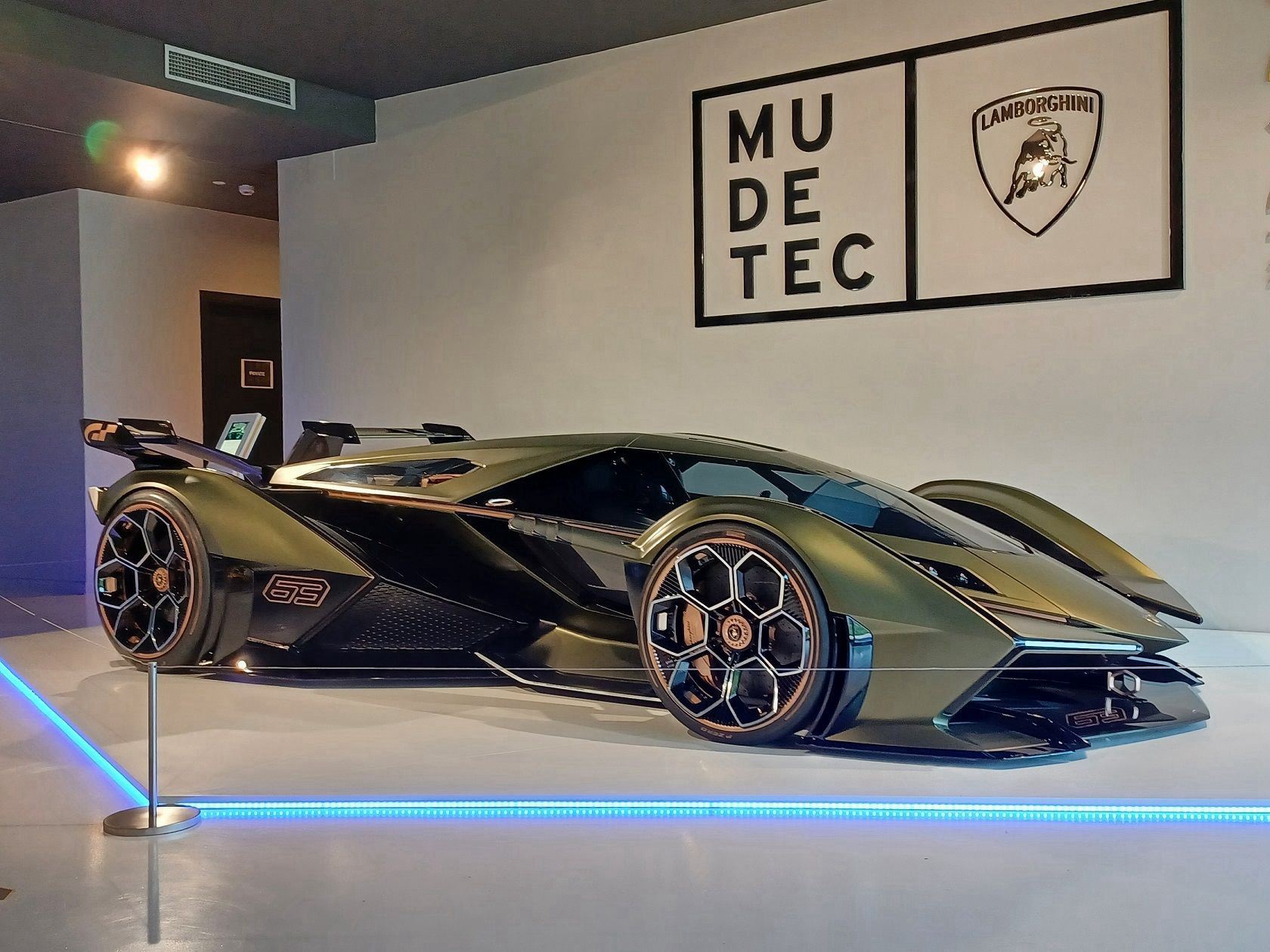 Excursión de un día al Museo Lamborghini Ferrari y al Circuito de Fiorano con transporte ida y vuelta desde Bolonia