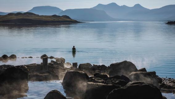 Excursión de medio día a las aguas termales de Varmsvik, Islandia|Incluye entrada+ transporte ida y vuelta|Disfrute del hermoso paisaje de Whale Bay