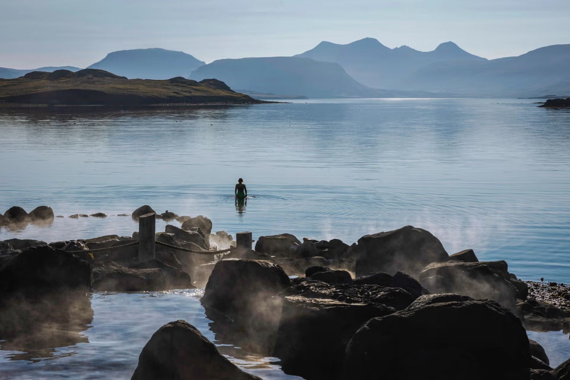 Tour giornaliero alle sorgenti termali di Varmahlíð in Islanda|Include biglietto d'ingresso + trasporto di andata e ritorno|Goditi la splendida vista della Baia delle Balene